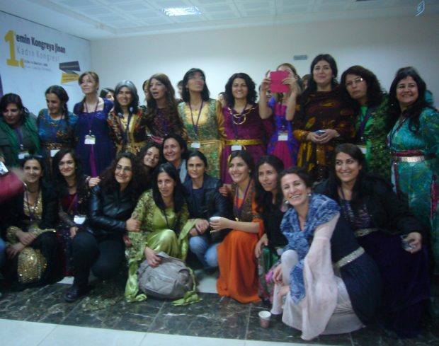 Οι νεαρές κοπέλες έβαλαν παραδοσιακά κουρδικά φορέματα για το συνέδριο. Στην καθημερινότητά τους κάποιες Κούρδισσες φοράνε δυτικά ρούχα, με ή χωρίς μαντήλα, κάποιες.