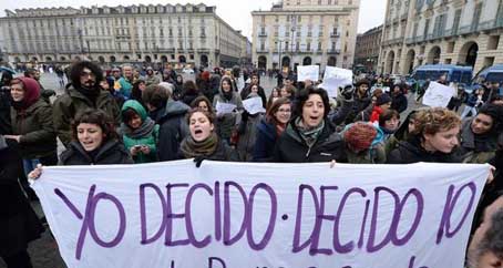 Un momento del presidio di solidarietà delle donne torinesi con le donne spagnole per manifestare in favore del diritto ad un aborto libero e sicuro, Torino,1 Febbraio 2014. ANSA/ ALESSANDRO DI MARCO